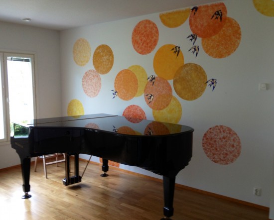 Wall painting with swallows and bubbles